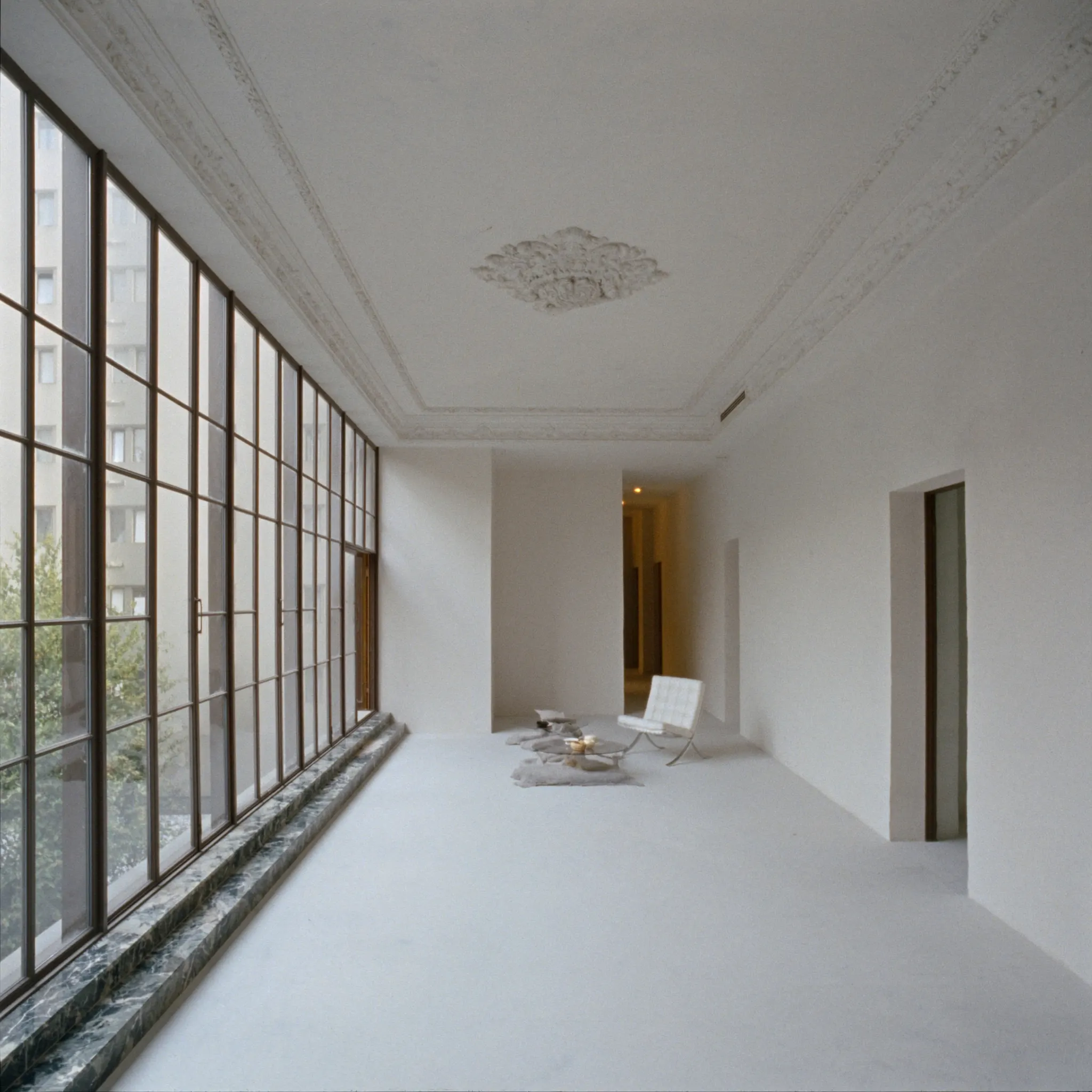 Interior modern, minimalist, luminos, cu ferestre mari, fără text sau persoane vizibile